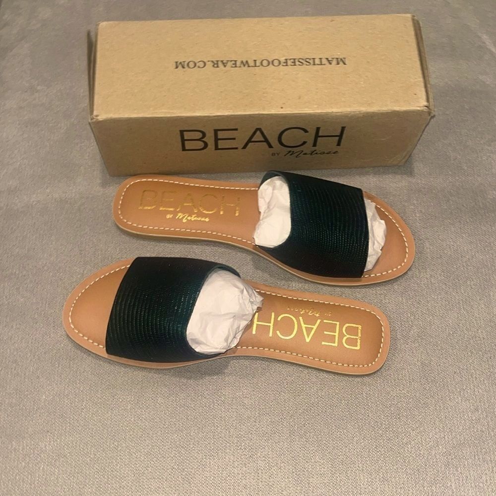 New in box Matisse beach cabana emerald lizard leather sandals